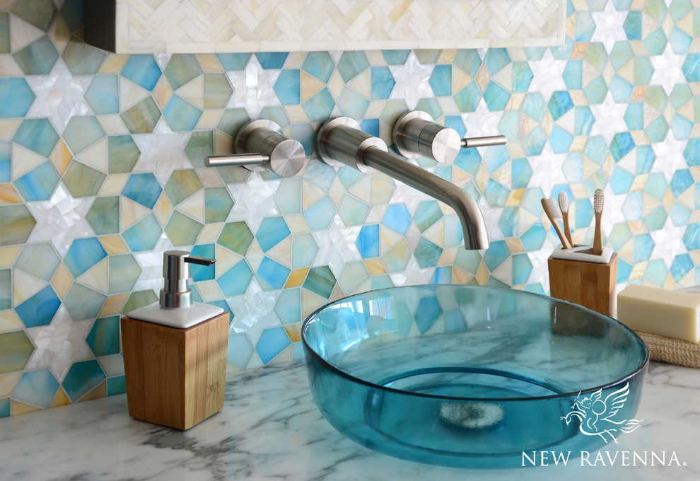 Ispirazione per una stanza da bagno minimal con lavabo a bacinella, piastrelle multicolore e piastrelle a mosaico