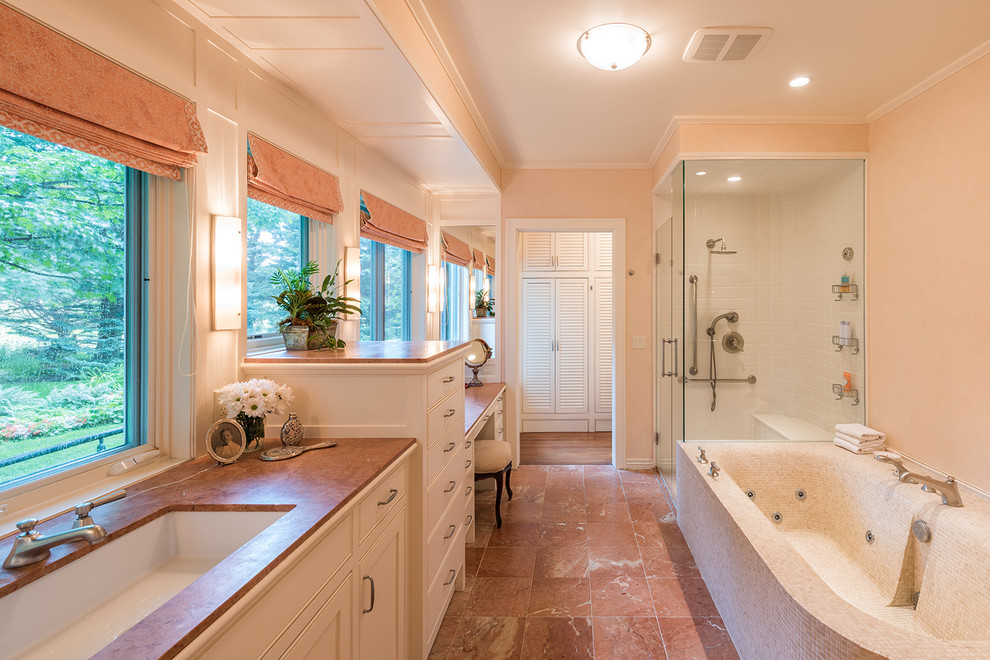 Idée de décoration pour un grand sauna tradition avec un placard à porte plane, des portes de placard blanches, un lavabo encastré et un plan de toilette en marbre.