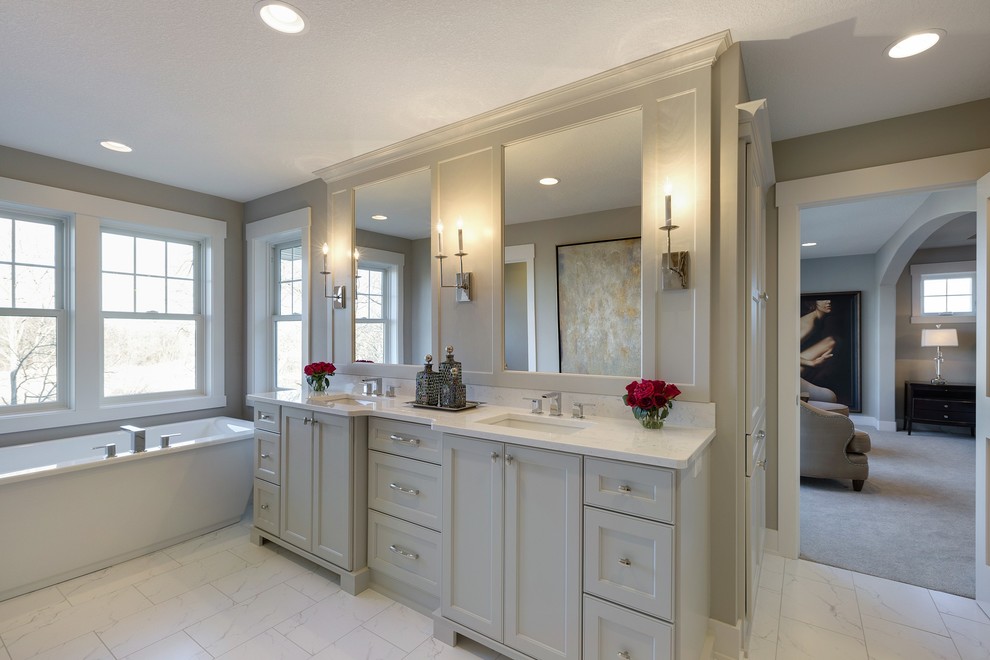 Пример оригинального дизайна: главная ванная комната среднего размера в стиле неоклассика (современная классика) с фасадами с утопленной филенкой, белыми фасадами, белой плиткой, каменной плиткой, серыми стенами, мраморным полом и столешницей из гранита