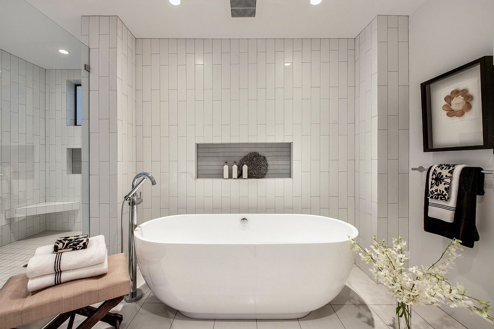 Mittelgroßes Modernes Badezimmer mit freistehender Badewanne und weißen Fliesen in Seattle