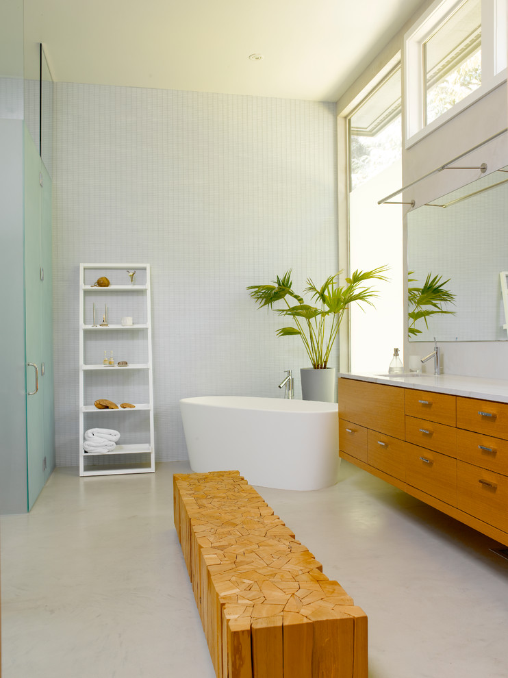 Inspiration för ett funkis badrum, med ett fristående badkar
