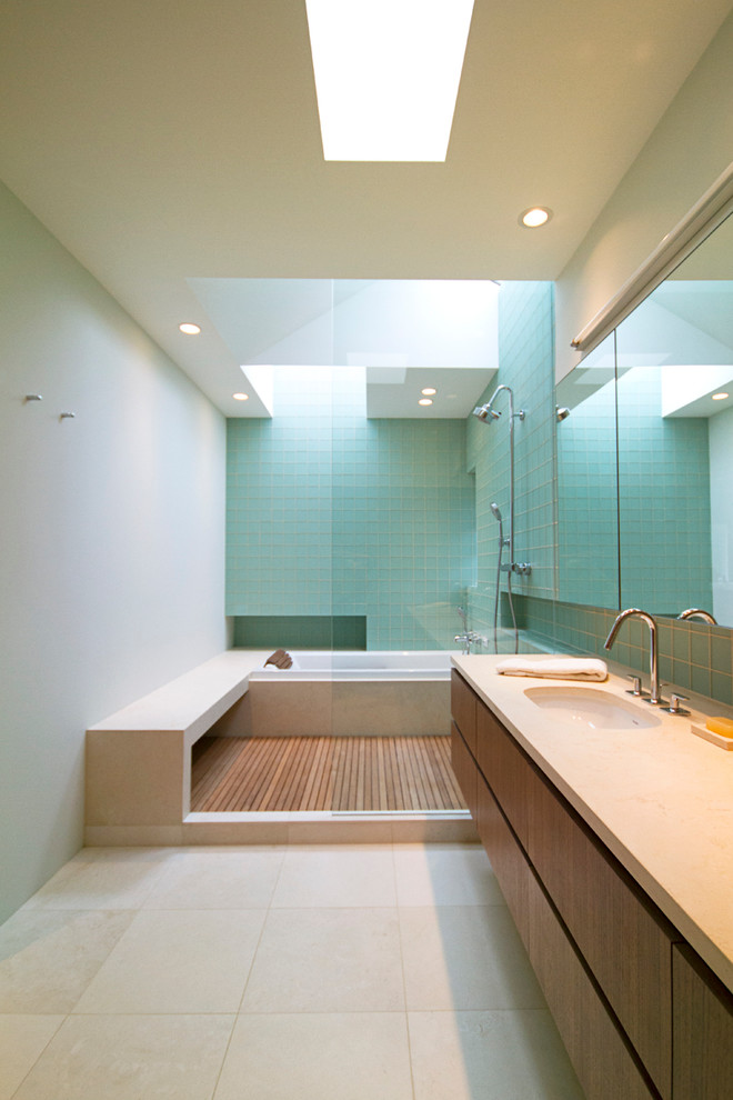 Idées déco pour une grande salle de bain principale contemporaine en bois foncé avec un lavabo encastré, une douche ouverte, aucune cabine, un placard à porte plane, un carrelage bleu, un carrelage en pâte de verre, un mur gris, un sol en carrelage de porcelaine et un sol beige.
