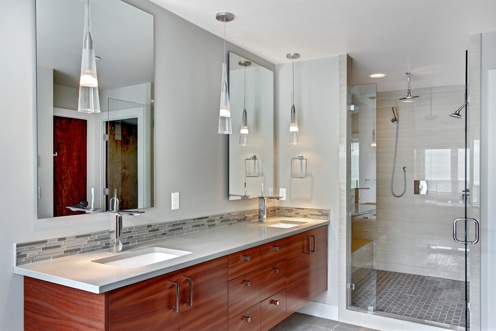 シアトルにあるコンテンポラリースタイルのおしゃれな浴室 (アンダーカウンター洗面器、グレーのタイル、ボーダータイル) の写真
