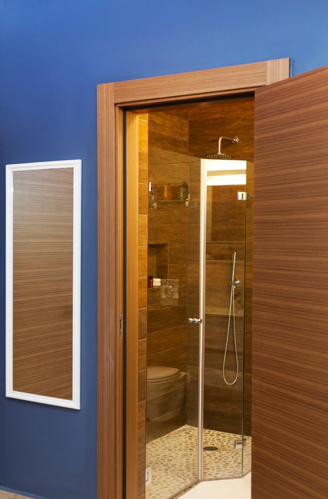 Idéer för att renovera ett litet funkis en-suite badrum, med släta luckor, vita skåp, bänkskiva i akrylsten, en kantlös dusch, brun kakel och porslinskakel