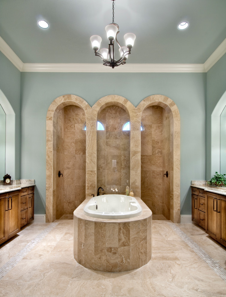 Cette image montre une salle de bain traditionnelle avec une baignoire posée, une douche double et un mur bleu.