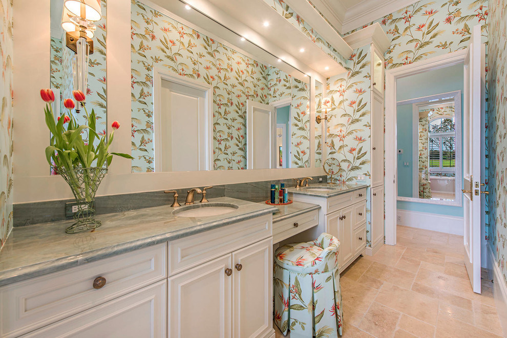 Стильный дизайн: большая главная ванная комната в классическом стиле с фасадами с утопленной филенкой, белыми фасадами, разноцветными стенами, полом из травертина, врезной раковиной, мраморной столешницей и серой столешницей - последний тренд