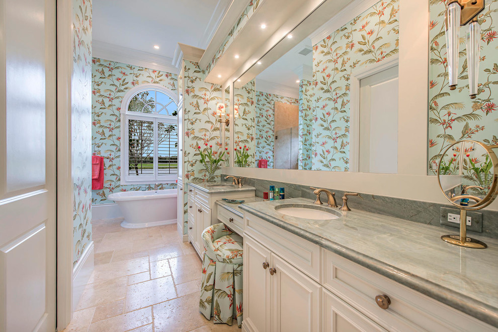 Großes Klassisches Badezimmer En Suite mit profilierten Schrankfronten, weißen Schränken, freistehender Badewanne, bodengleicher Dusche, Unterbauwaschbecken, Granit-Waschbecken/Waschtisch, bunten Wänden und Travertin in Miami