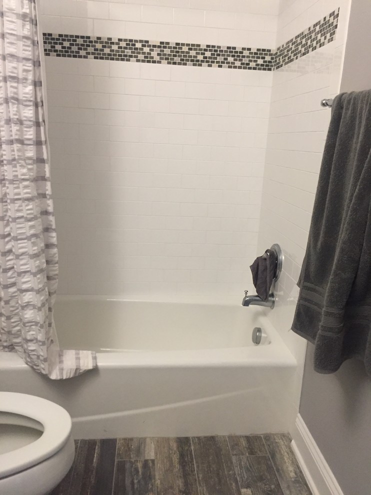 Esempio di una stanza da bagno con doccia design di medie dimensioni con ante in stile shaker, ante marroni, doccia alcova, piastrelle bianche, pareti grigie, pavimento in gres porcellanato, pavimento marrone e doccia con tenda
