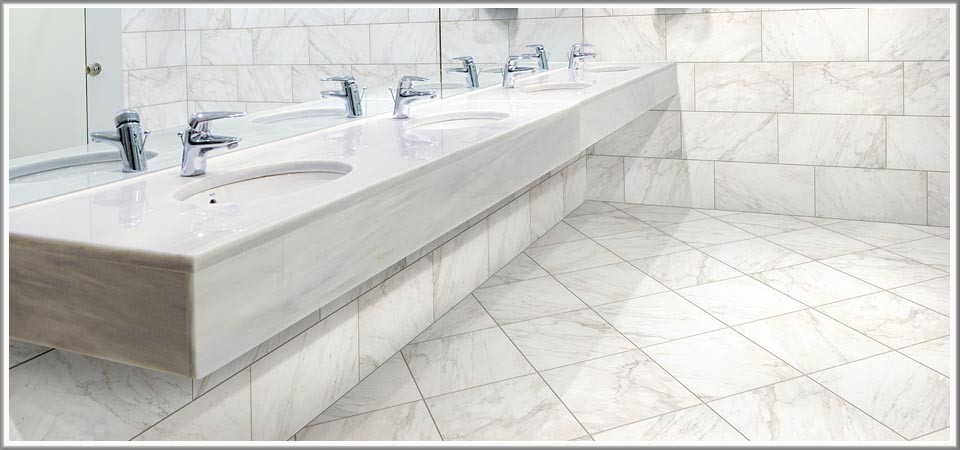 Cette image montre une salle de bain design avec un carrelage blanc, des carreaux de porcelaine et un sol en carrelage de porcelaine.