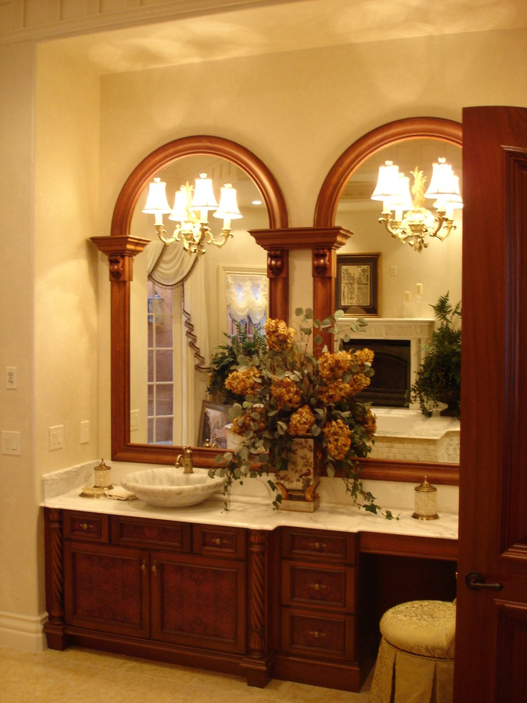Inredning av ett medelhavsstil stort en-suite badrum, med möbel-liknande, skåp i mellenmörkt trä, ett undermonterat badkar, en kantlös dusch, vit kakel, marmorkakel, vita väggar, klinkergolv i porslin, ett fristående handfat, marmorbänkskiva, beiget golv och dusch med gångjärnsdörr