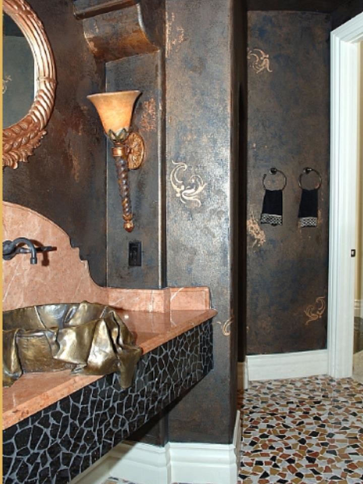 Modelo de cuarto de baño mediterráneo con paredes grises, lavabo sobreencimera, encimera de cuarcita y suelo multicolor