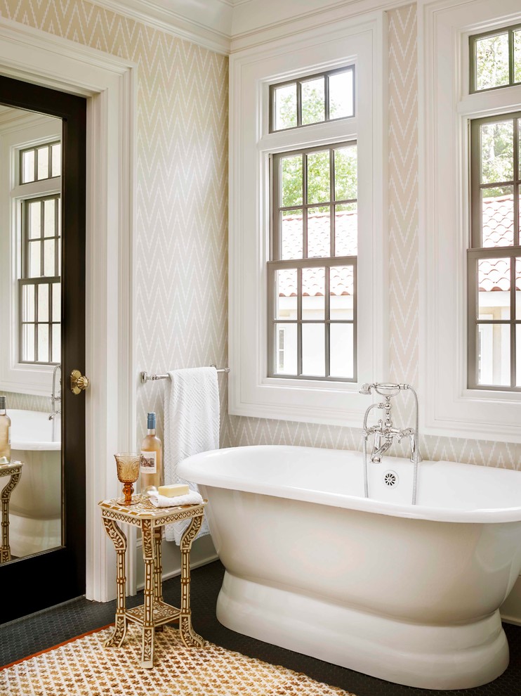 Стильный дизайн: главная ванная комната в средиземноморском стиле с отдельно стоящей ванной, бежевыми стенами и окном - последний тренд