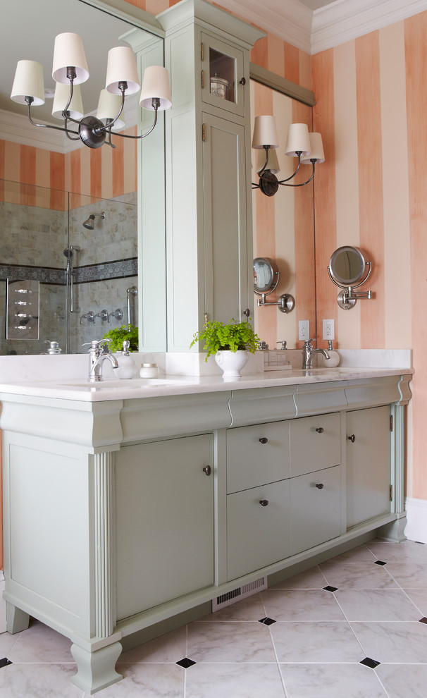Foto di una stanza da bagno padronale mediterranea di medie dimensioni con ante lisce, ante verdi, pareti multicolore, pavimento in marmo, lavabo sottopiano e top in marmo