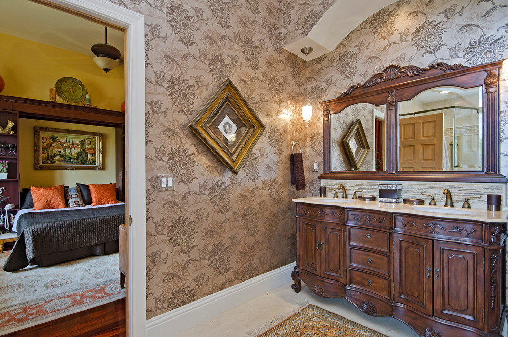 Modelo de cuarto de baño mediterráneo con armarios con paneles empotrados