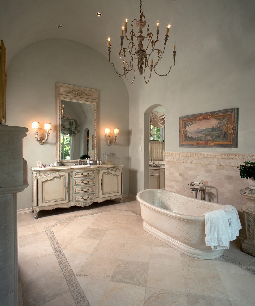 Пример оригинального дизайна: ванная комната в средиземноморском стиле с отдельно стоящей ванной