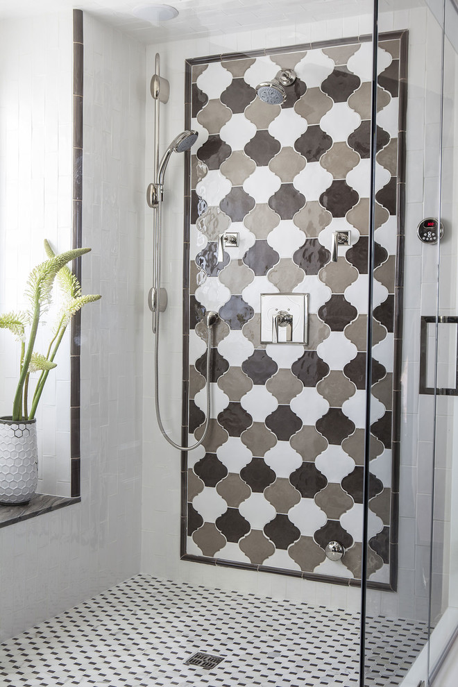 フィラデルフィアにある地中海スタイルのおしゃれな浴室 (マルチカラーのタイル、磁器タイル、磁器タイルの床、コーナー設置型シャワー) の写真