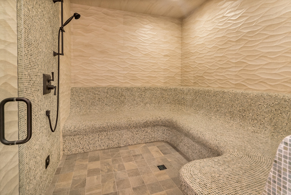 Foto di un'ampia sauna mediterranea con lavabo a bacinella, ante lisce, ante in legno bruno, WC a due pezzi, piastrelle multicolore, piastrelle a mosaico, pareti beige e pavimento in ardesia