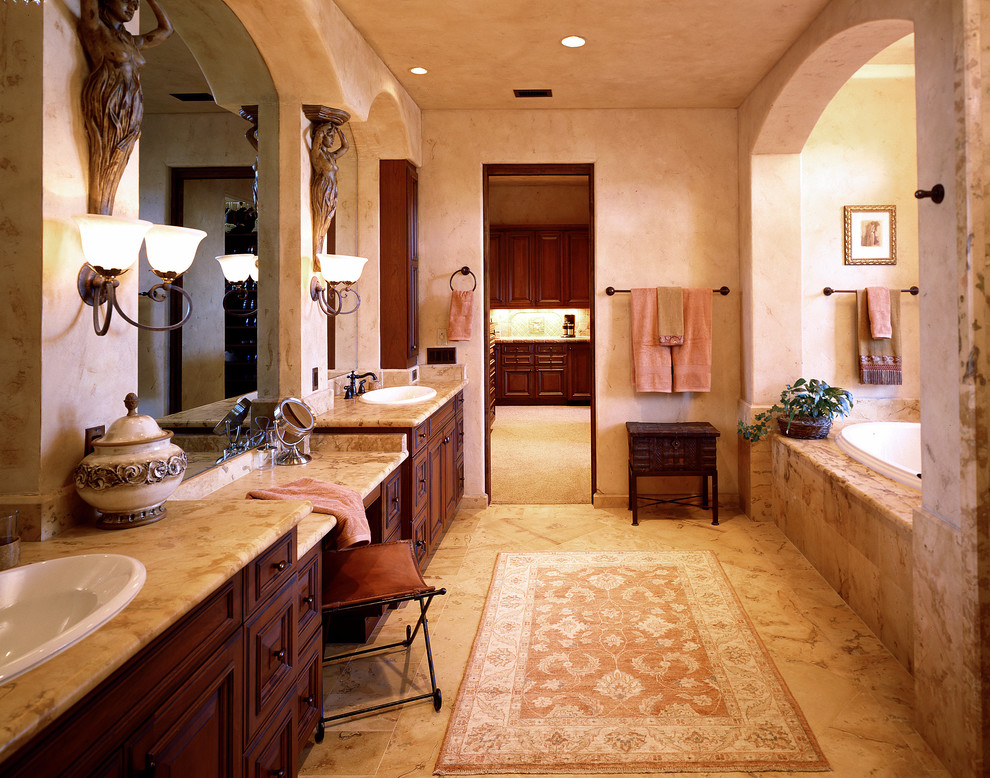 Источник вдохновения для домашнего уюта: главная ванная комната в средиземноморском стиле с накладной раковиной, темными деревянными фасадами и накладной ванной