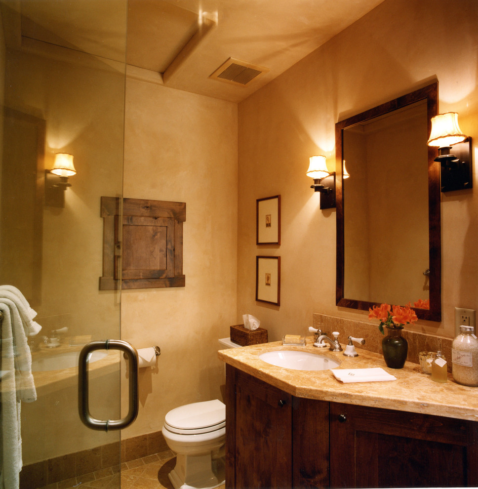 Diseño de cuarto de baño mediterráneo con puertas de armario de madera en tonos medios y paredes beige