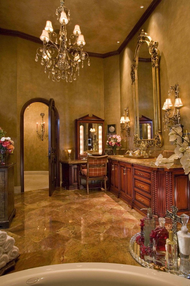 Foto di una stanza da bagno vittoriana con ante con bugna sagomata, ante in legno scuro e piastrelle beige
