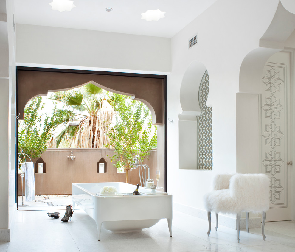 Idee per una stanza da bagno mediterranea con vasca freestanding