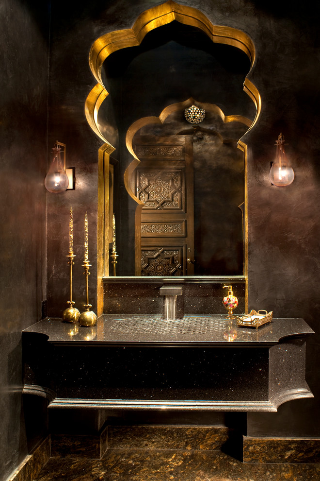 Modelo de cuarto de baño mediterráneo con lavabo integrado, puertas de armario negras y paredes marrones