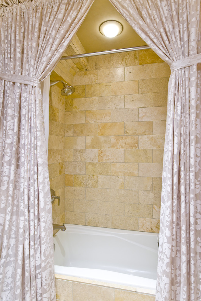 Foto de cuarto de baño mediterráneo con bañera empotrada, combinación de ducha y bañera y baldosas y/o azulejos beige