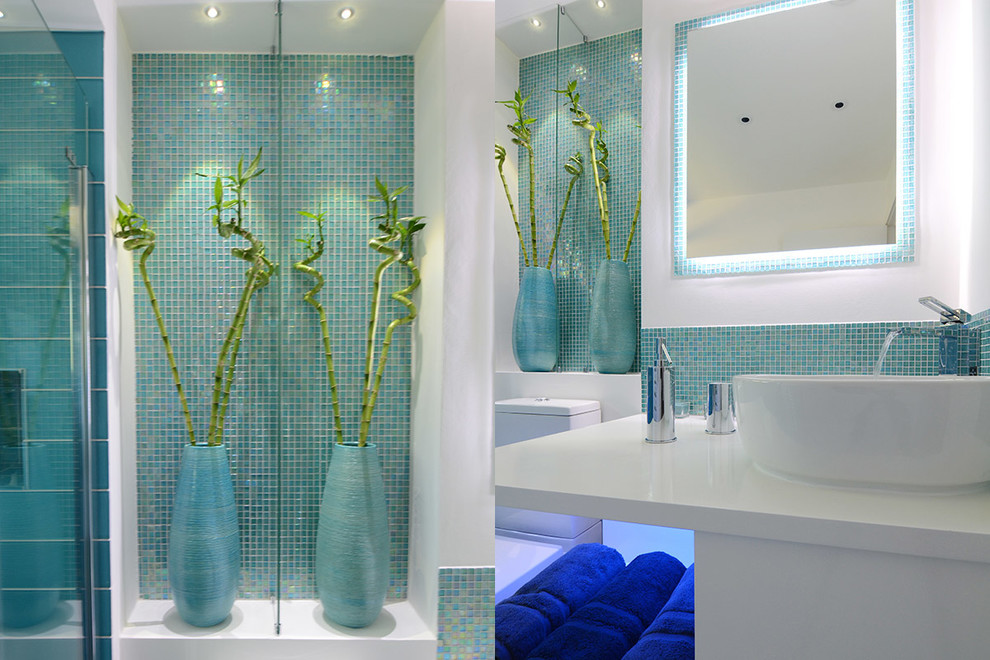 Exempel på ett litet medelhavsstil badrum för barn, med öppna hyllor, vita skåp, träbänkskiva, en toalettstol med hel cisternkåpa, blå kakel, mosaik, vita väggar och klinkergolv i keramik