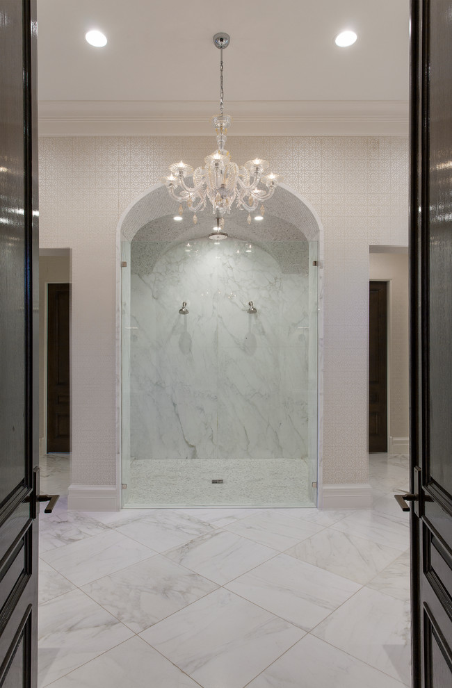 Пример оригинального дизайна: огромная главная ванная комната в средиземноморском стиле с врезной раковиной, мраморной столешницей, отдельно стоящей ванной, двойным душем, белой плиткой, плиткой из листового камня, белыми стенами и мраморным полом