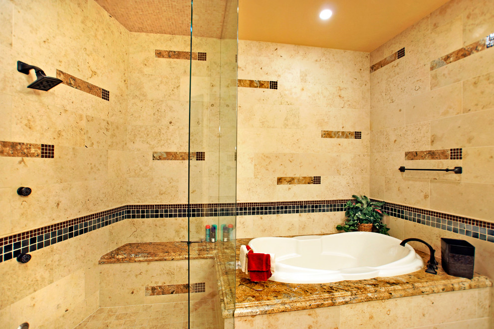 Foto de cuarto de baño mediterráneo con ducha abierta, ducha abierta y piedra