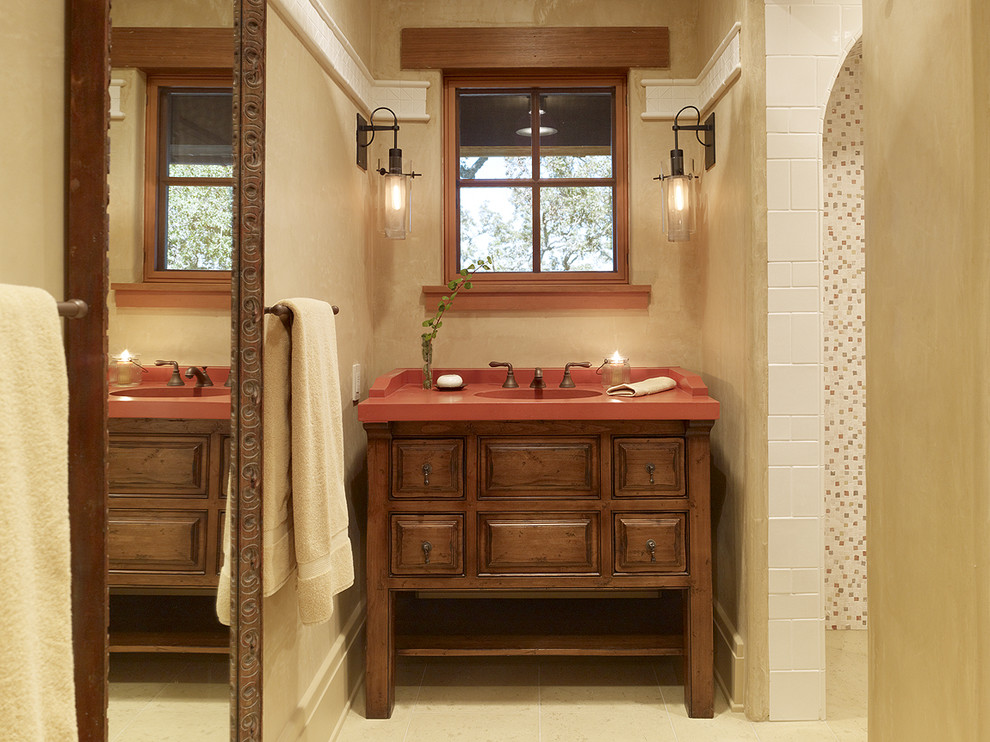 Imagen de cuarto de baño mediterráneo con baldosas y/o azulejos en mosaico