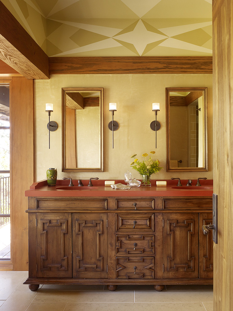 Пример оригинального дизайна: ванная комната в средиземноморском стиле с фасадами цвета дерева среднего тона, желтыми стенами и фасадами с утопленной филенкой