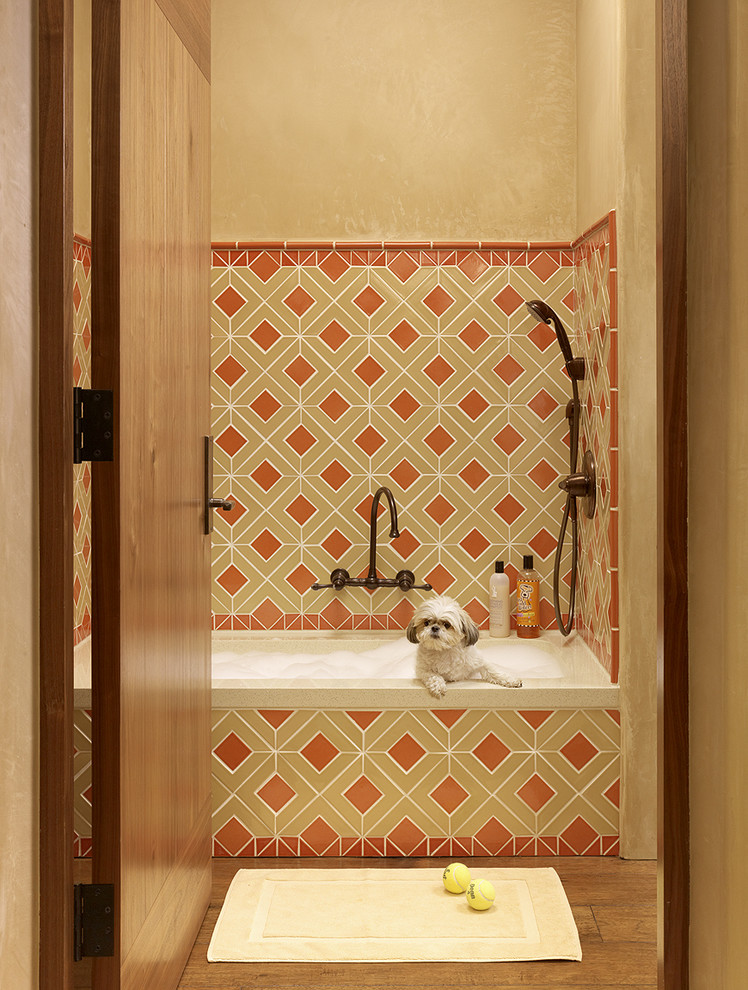 Foto på ett medelhavsstil badrum, med ett badkar i en alkov, en dusch/badkar-kombination och flerfärgad kakel