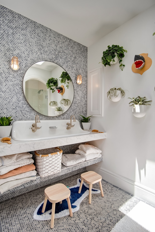 Mediterranes Badezimmer mit grauen Fliesen, Mosaikfliesen, weißer Wandfarbe, Mosaik-Bodenfliesen, Trogwaschbecken, grauem Boden und weißer Waschtischplatte in Orange County