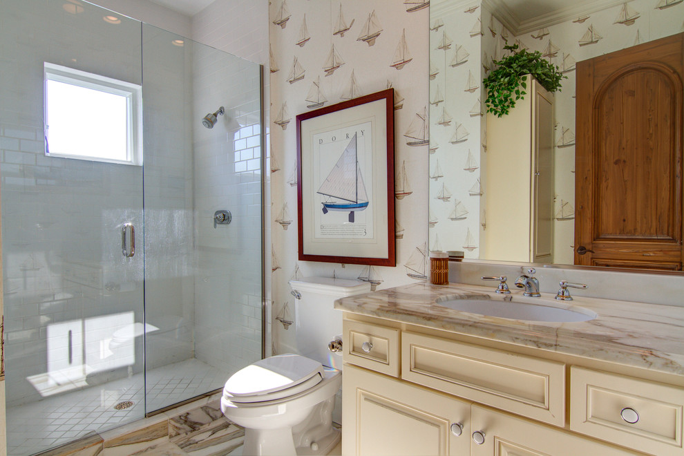 Свежая идея для дизайна: ванная комната в средиземноморском стиле с врезной раковиной, фасадами с утопленной филенкой, бежевыми фасадами, душем в нише, раздельным унитазом, белой плиткой, плиткой кабанчик и окном - отличное фото интерьера