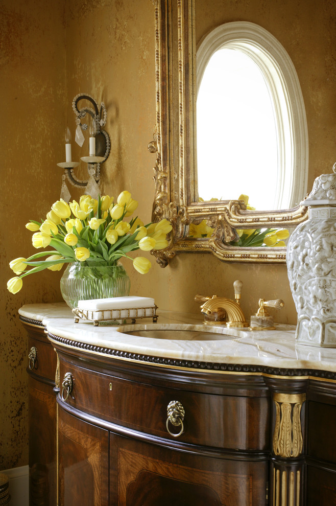 Свежая идея для дизайна: ванная комната в средиземноморском стиле с врезной раковиной и темными деревянными фасадами - отличное фото интерьера