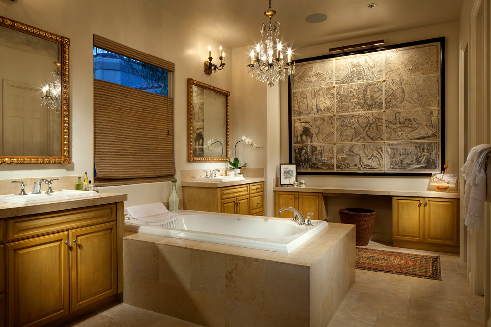 Modelo de cuarto de baño mediterráneo con lavabo encastrado, armarios con paneles con relieve, puertas de armario de madera oscura y bañera encastrada