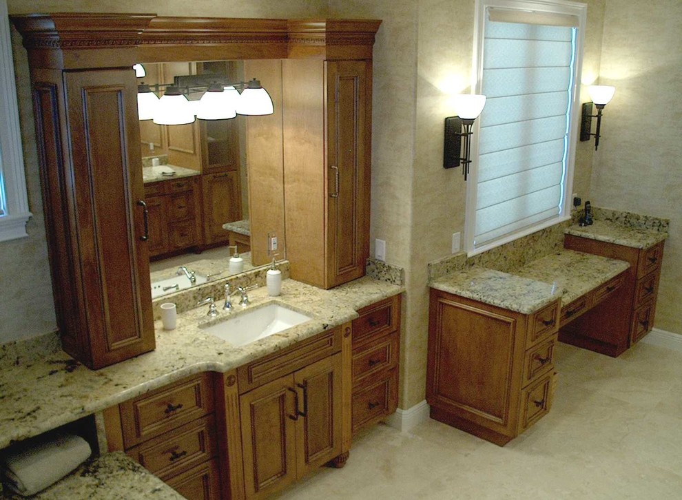Foto di una stanza da bagno padronale mediterranea con ante con bugna sagomata, ante in legno scuro, pareti beige, lavabo sottopiano, top in granito, pavimento beige e top beige