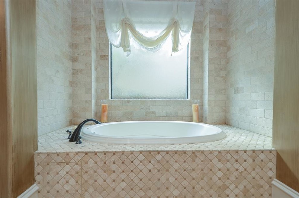 Пример оригинального дизайна: большая главная ванная комната в средиземноморском стиле с фасадами с утопленной филенкой, белыми фасадами, накладной ванной, душем в нише, розовой плиткой, мраморной плиткой, розовыми стенами, полом из керамогранита, накладной раковиной, столешницей из гранита, белым полом, душем с распашными дверями и розовой столешницей