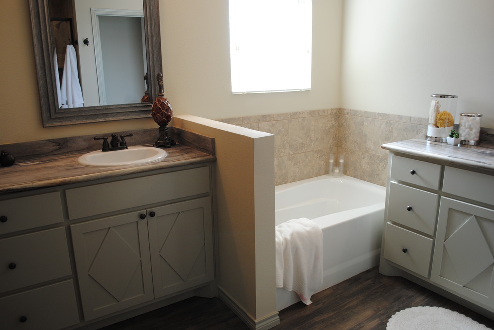 Пример оригинального дизайна: главная ванная комната в средиземноморском стиле с накладной раковиной, серыми фасадами, столешницей из ламината, накладной ванной, керамогранитной плиткой, бежевыми стенами и полом из винила