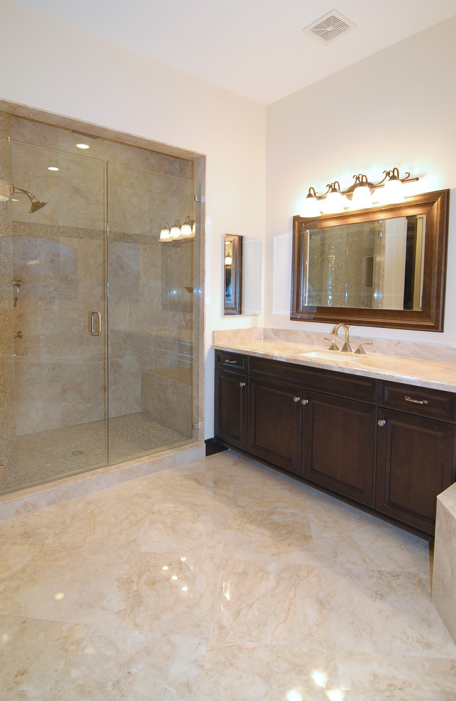 Imagen de cuarto de baño mediterráneo de tamaño medio con ducha abierta