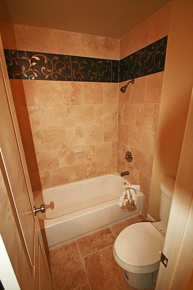 Idéer för ett mellanstort klassiskt badrum, med ett badkar i en alkov och en dusch/badkar-kombination