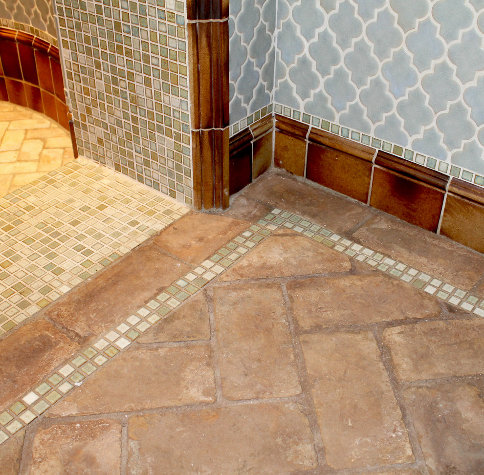 Idee per una stanza da bagno mediterranea con piastrelle blu, piastrelle in ceramica e pavimento in terracotta