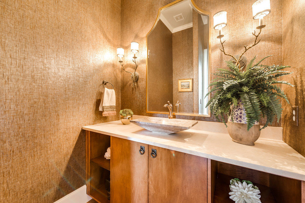 Idee per una stanza da bagno con doccia mediterranea di medie dimensioni con ante lisce, ante in legno chiaro, pareti beige, lavabo a bacinella e top in quarzo composito