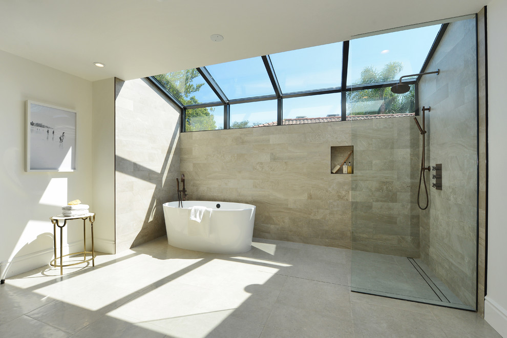Exempel på ett stort medelhavsstil en-suite badrum, med ett fristående badkar, våtrum, beige kakel, travertinkakel, vita väggar, travertin golv, beiget golv och med dusch som är öppen