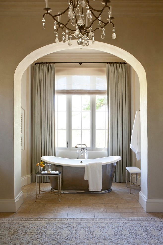 Пример оригинального дизайна: большая главная ванная комната в классическом стиле с ванной на ножках, бежевыми стенами, полом из керамогранита и бежевым полом