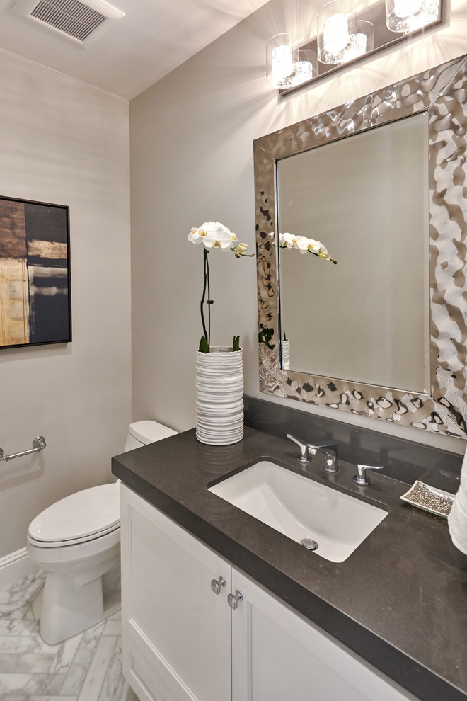 Bild på ett medelhavsstil badrum med dusch, med skåp i shakerstil, vita skåp, beige väggar, bänkskiva i kvarts och grått golv