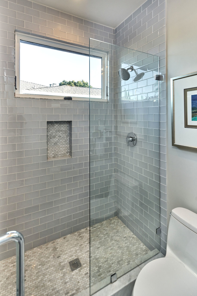 Modelo de cuarto de baño principal mediterráneo con armarios estilo shaker, puertas de armario blancas, paredes beige, encimera de cuarzo compacto y suelo gris