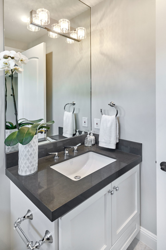 Ejemplo de cuarto de baño principal mediterráneo con armarios estilo shaker, puertas de armario blancas, paredes beige, encimera de cuarzo compacto y suelo gris