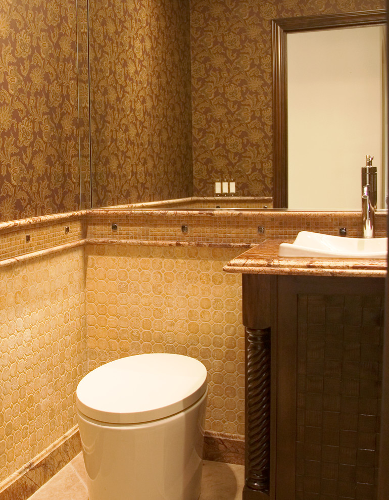 Exemple d'une petite salle d'eau méditerranéenne en bois foncé avec un placard en trompe-l'oeil, une baignoire d'angle, un combiné douche/baignoire, WC à poser, un carrelage marron, des carreaux de porcelaine, un mur marron, un sol en travertin, un lavabo posé, un plan de toilette en granite et un sol beige.